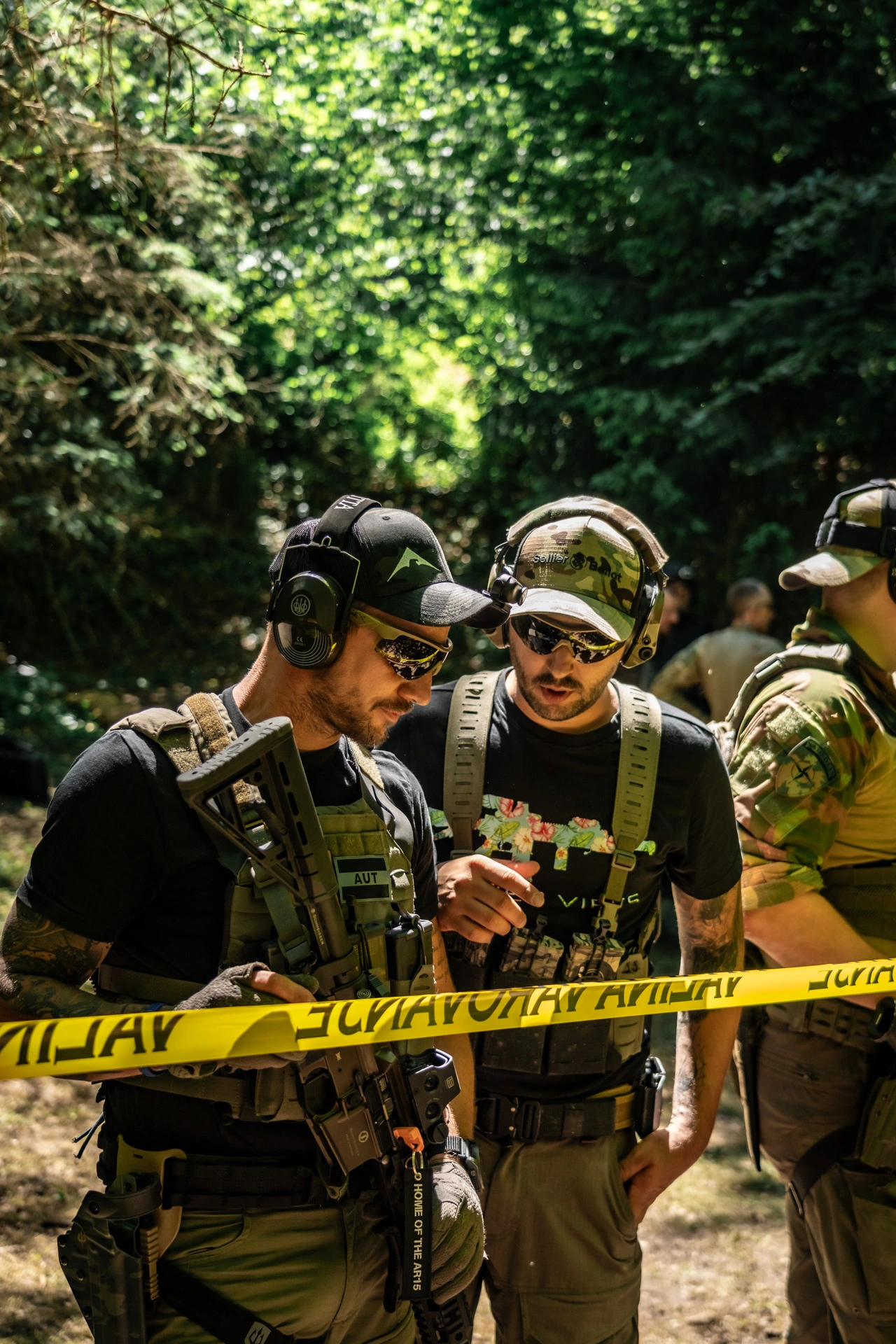 Zwei Mitglieder der Carinthian Gun Society besprechen eine Stage bei einem Bewerb